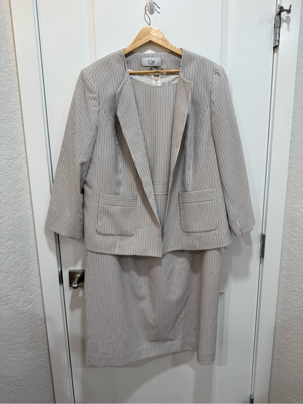 Le Suit Woman NWOT Collarless Pinstripe Dress Suit Set Sz 16W Professional Work